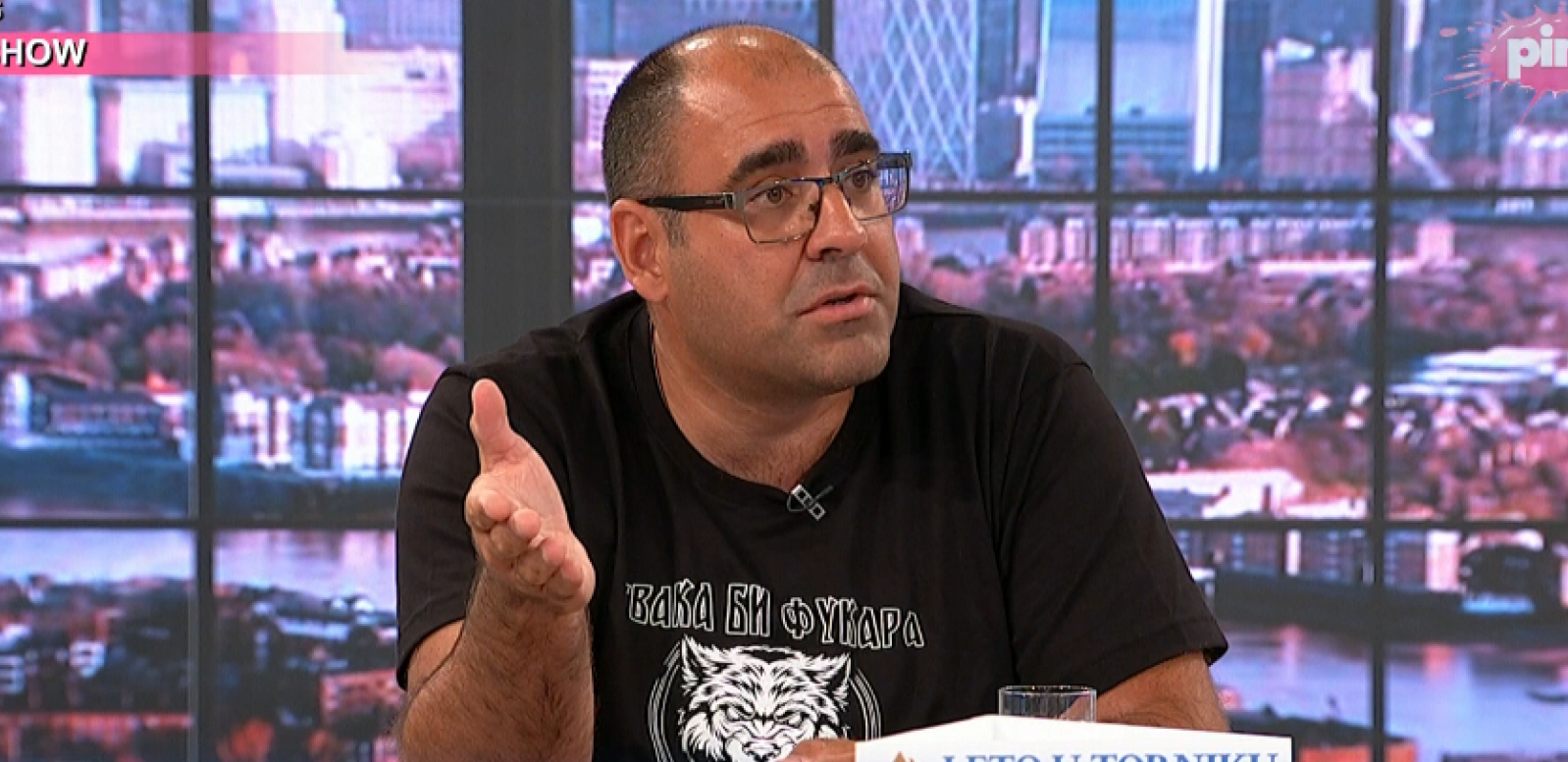 "KOGA VI LAŽETE?!" Đukanović u emisiji odbrusio ustašama, a u studiju su svi gledali u njegovu majicu, evo šta je na njoj pisalo