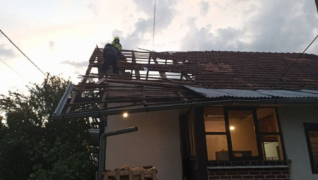 STRAVIČNO NEVREME U KARLOVCU Vetar čupao drveće, lomio prozore, nosio krovove (FOTO)