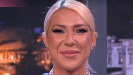 JOVANA JEREMIĆ POKAZALA ZGODNOG FRAJERA Voditeljka uživa na plaži, a društvo joj pravi on, a njena poruka je tek urnebesna (FOTO)