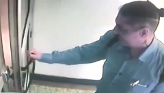 OSUMNJIČENOM ZA PREVARU PENZIONERA ODREĐENO ZADRŽAVANJE U paket izlepljen selotejpom stavljao kilogram brašna, pa PAPRENO naplaćivao uslugu!