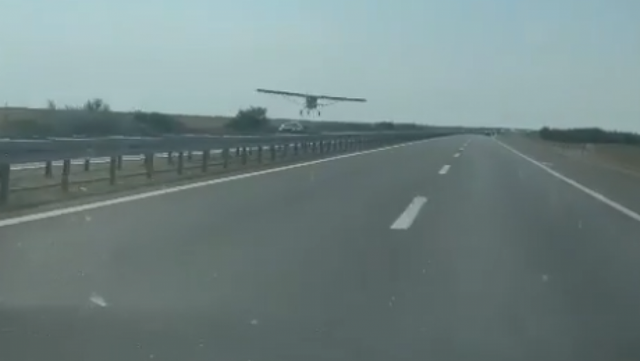 TIK IZNAD ASFALTA Šok na autoputu kod Šimanovaca, avion se umalo sudarao sa automobilima (VIDEO)