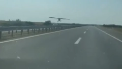 NA AUTO-PUT U SLOVENIJI PRINUDNO SLETEO AVION Pilot i putnik su nepovređeni