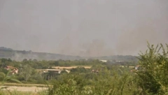 POŽAR U ŽELEZNIKU Na obodu naselja gori nisko rastinje (VIDEO)
