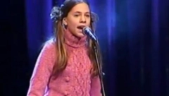 DA LI PREPOZNAJETE POZNATU PEVAČICU SA SLIKE? Predstavljala Srbiju na Evroviziji, danas je postala mega zvezda (FOTO)