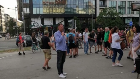 PROPAO PROTEST U NOVOM SADU Ekstremisti nisu uspeli da okupe ni 40 ljudi!