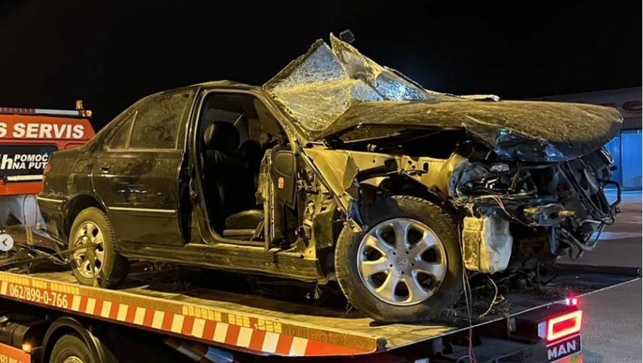 HOROR U NOVOM SADU Automobil se zakucao u drvo i prepolovio se, mladić poginuo, devojčica teško povređena!