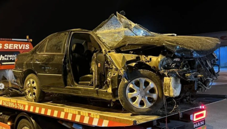 HOROR U NOVOM SADU Automobil se zakucao u drvo i prepolovio se, mladić poginuo, devojčica teško povređena!