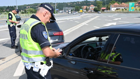 ODZVONILO NESAVESNIM VOZAČIMA Od danas u upotrebi najmoderniji sistem koji detektuje korišćenje telefona
