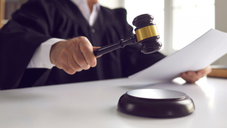 SUDIJA SE HVATAO ZA GLAVU Devojka osuđena zbog zlostavljanja momka, zbog TORBICE mu zarila NOKTE