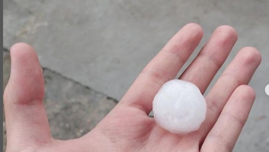 JAKO NEVREME POGODILO BEOGRAD  Grad veličine jajeta pada u Vinči i Leštanima (VIDEO)