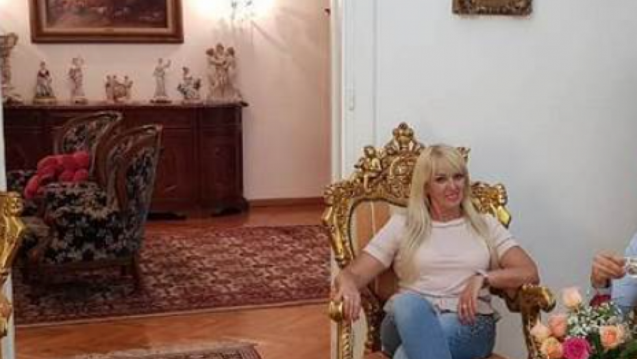 FOLK PEVAČICA PLIVA U MILIONIMA Vila pod zaštitom države - bazen, fontana, antikviteti, zavirite u njen dom (FOTO)
