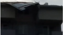 OLUJNI VETAR ODNEO KROV SA KUĆE Jako nevreme pogodilo Srbiju, apokaliptične scene širom zemlje (VIDEO)
