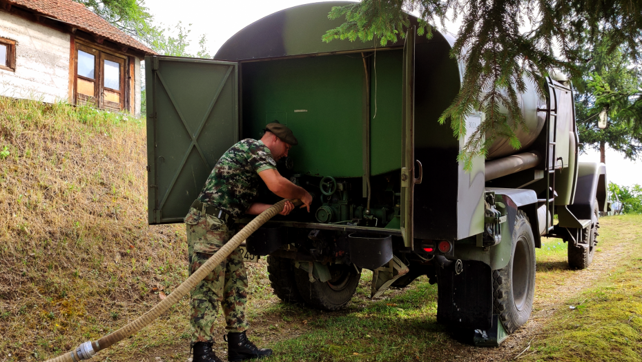 UVEK TU KAD JE TEŠKO Pomoć Vojske Srbije meštanima sela u opštini Prijepolje (FOTO)