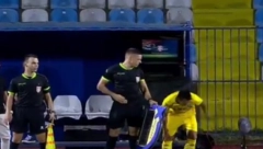 OVO SE RETKO VIĐA Sudija semaforom udario igrača po nozi (VIDEO)