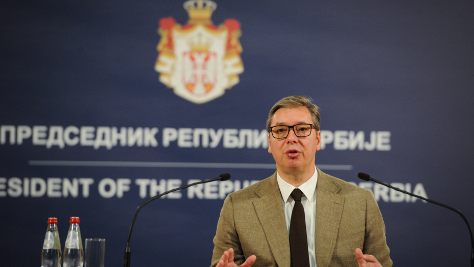 PREDSEDNIK VUČIĆ ODGOVORIO TAJKUNSKIM MEDIJIMA: Da je bilo čija zastava uništena bila bi hajka a kad unište srpsku zastavu N1 i Nova S ćute! (VIDEO)