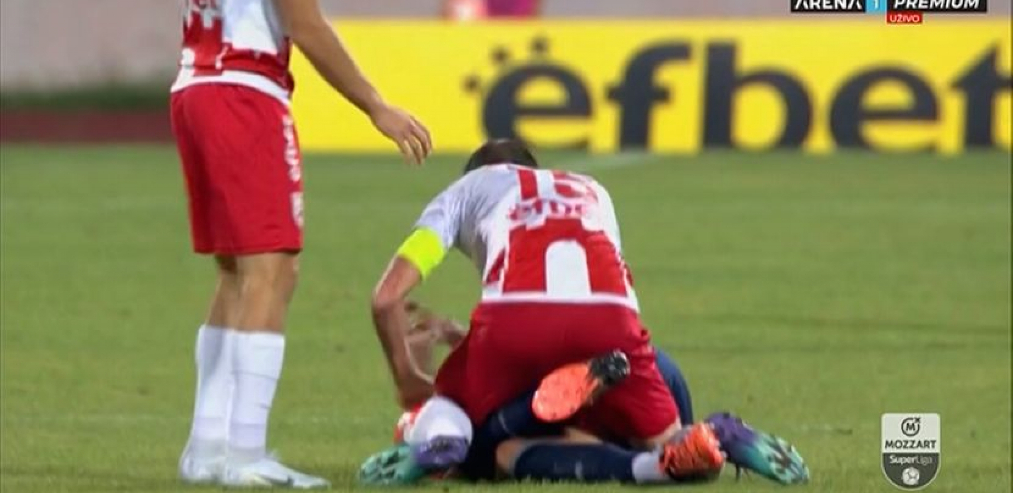 UŽASNE SCENE U NIŠU Kapiten Radničkog oborio rivala, pa ga udarao pesnicama (VIDEO)