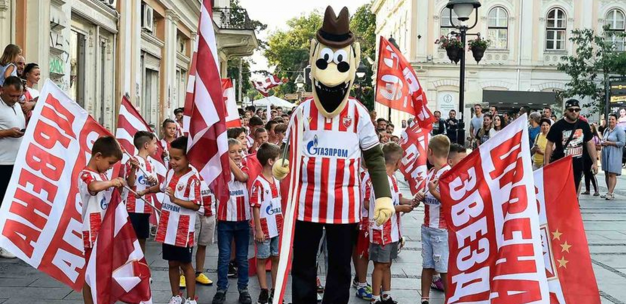 SJAJNA NAJAVA EVROPSKE PREMIJERE Zvezdan Zvezdanić i crveno-beli mališani obojili Beograd (VIDEO)