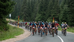 TRI STRANE KOPAONIKA PO DEVETI PUT NA NAŠOJ PLANINSKOJ LEPOTICI Domaći takmičari Jana Jolović i Srećko Đolić trijumfovali na biciklističkom maratonu