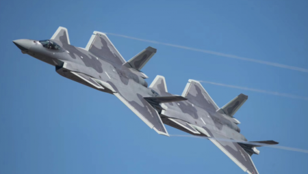 JOŠ MOĆNIJI! Novi kineski borbeni avion J-20 (VIDEO)