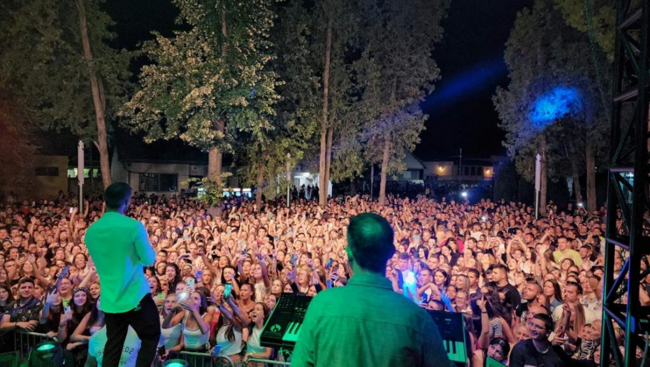 SAŠA KOVAČEVIĆ ZAPALIO PIROT! Pet hiljada ljudi pevalo uglas sve njegove hitove (VIDEO)
