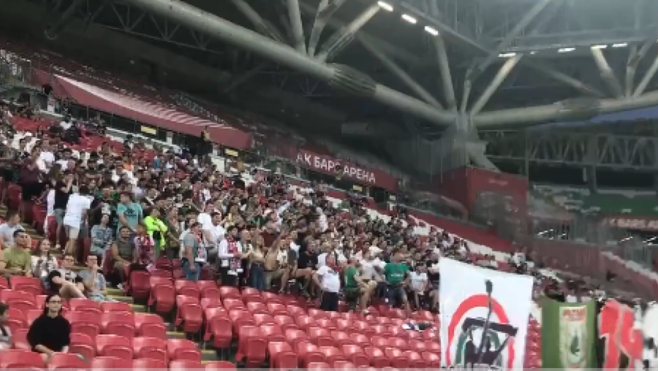 RUSI SE POMIRILI Nestvarne scene na stadionu: Zavađreni navijači zajedno zagrmeli "Kosovo je Srbija" (VIDEO)