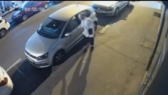 (VIDEO) IZ ČISTOG HIRA UNIŠTAVA TUĐU IMOVINU Kamere ga snimile kako ključem grebe kola po Balkanskoj ulici