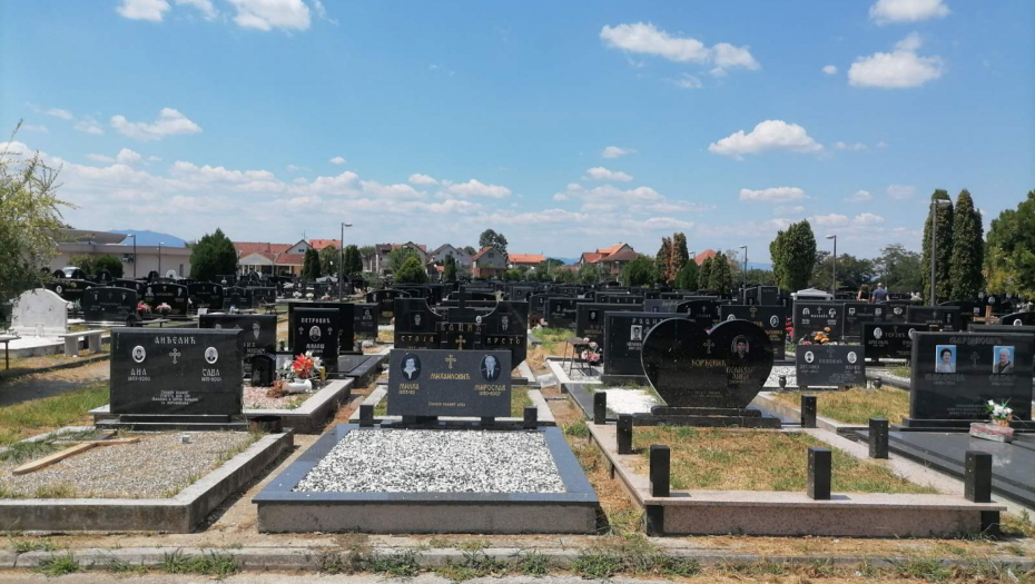 ČOVEK SAM SEBI PODIGAO SPOMENIK, A ZBOG EPITAFA GORE DRUŠTVENE MREŽE "Izneveren, prevaren, opljačkan i ostavljen" (FOTO)