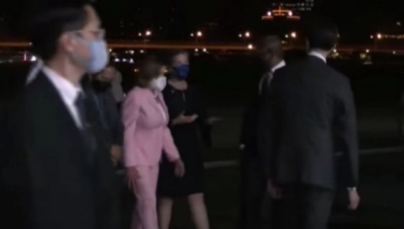 KRIZA NA TAJVANU Pelosi sletela u Tajvan, izašla iz aviona; Kina najavila vojne vežbe u šest morskih oblasti (VIDEO)