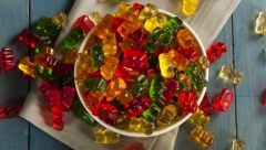 SVINJSKI NOKTI, DLAKE, SALO? Kad vidite postupak pravljenja gumenih bombona, nikad ih nećete kupiti, niti davati deci