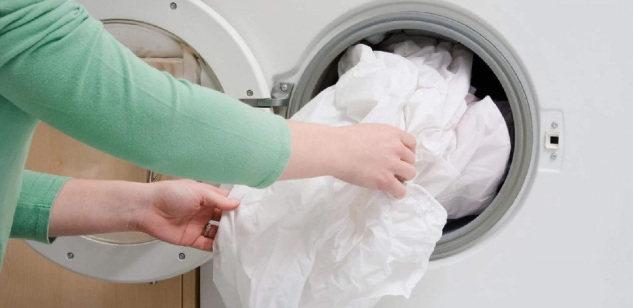 UBACILA JE U VEŠ MAŠINU PLASTIČNU KESU Efekat je neveovatan, a sad je koristi za svako pranje