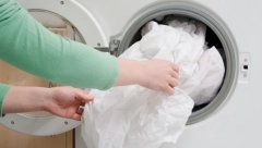 UBACILA JE U VEŠ MAŠINU PLASTIČNU KESU Efekat je neveovatan, a sad je koristi za svako pranje