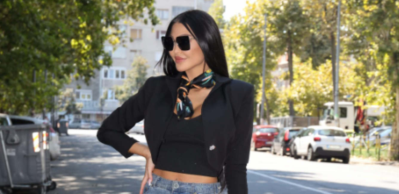 TANGA FARMERKE, USKA MAJICA! Maja Marinković šokirala sve svojim stajlingom na saslušanju (FOTO)