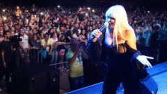 SPEKTAKL ZA KRAJ Dara Bubamara pred više hiljada ljudi zatvorila ''Gročanske svečanosti'', a tek da vidite u čemu se pojavila na bini