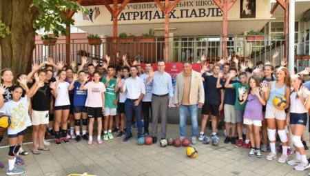 PETKOVIĆ POSETIO DECU SA KIM Mališani borave u kampu "Srbija te zove" u Beogradu (FOTO)