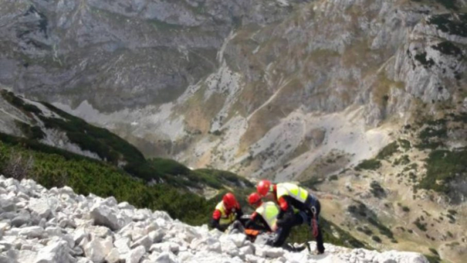 PORODICA ZAGLAVLJENA NA DURMITORU  Pripadnici Gorske službe spasavanja u akciji