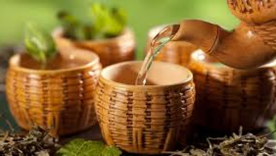 ZOVU GA ČAJ ZA PEVAČE  Od ove biljke od davnina se pravi savršen lek za grlo i glasne žice