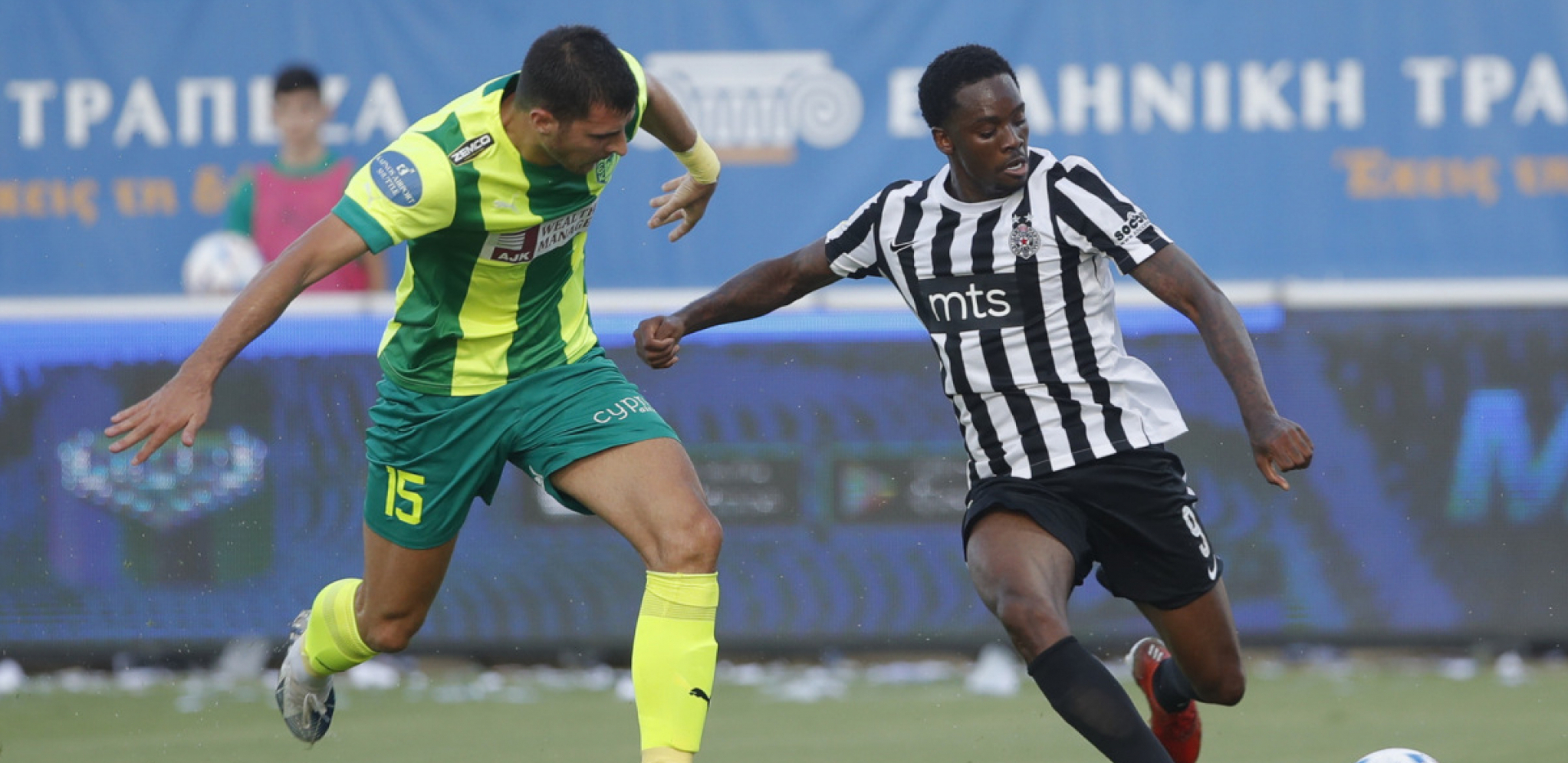 JEZIVO Fudbaler AEK-a se zaleteo i udario fotoreportera (VIDEO)