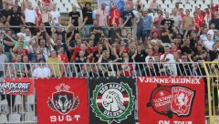 SPIRA GRUJIĆ JEDAN JE OD NAS Holanđani na tribinama istakli transparent bivšem srpskom fudbaleru