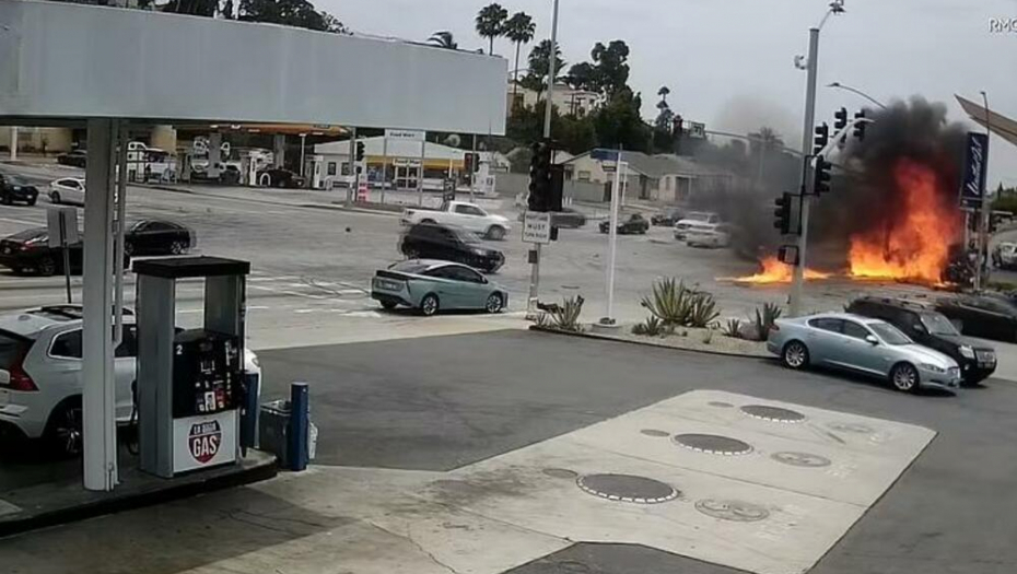 POGLEDAJTE JEZIV SNIMAK NESREĆE IZ AMERIKE Vozač proleteo kroz crveno i udario pet automobila, među mrtvima TRUDNICA i DETE! (VIDEO)