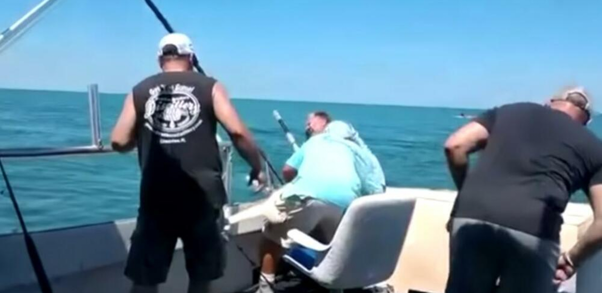 HTELI DA UPECAJU RIBU, A ONA NASRNULA NA NJIH Hobi sa prijateljima se pretvorio u krvavu dramu (UZNEMIRUJUĆI VIDEO)