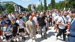 VESIĆ SA SRPSKOM DECOM IZ DIJASPORE Obišli su prelepi Hram Svetog Save (FOTO)