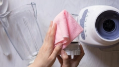 BEZ RIBANJA UKLONITE SVU PRLJAVŠTINU: Očistite blender za minut, više neće biti ostataka od hrane