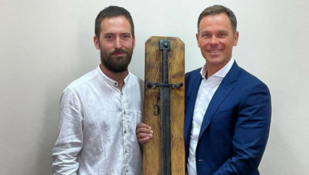 SRPSKI MAČ - PRAVO REMEK DELO Ministar Mali oduševljen radom kovača iz Guče (FOTO)