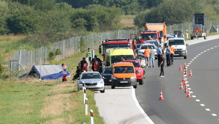 NALETELI NA SRNU, PA IZGUBILI KONTROLU Detalji stravične nesreće kod Siriga, dvoje mrtvih u sudaru s kamionom
