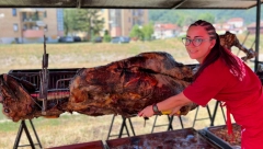 SANJA JE JEDINA ŽENA U SRBIJI KOJA PEČE VOLA: Težak je pola tone i sprema se bar 12 sati