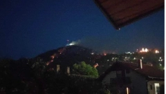 POŽAR SA VRŠAČKOG BREGA ŠIRI SE KA GRADU, BESNI I VEČERAS Ugroženi su i objekti, u pomoć stigli vatrogasci iz Pančeva  (FOTO/VIDEO)
