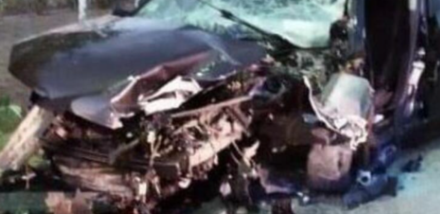 UŽAS U KALUĐERICI! AUTOMOBIL SE ZAKUCAO U STUB! Vozilo potpuno smrskano,  mladić (17) teško povređen! (FOTO)