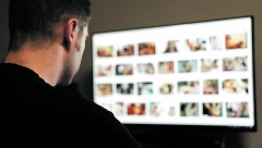 NEDELJNO JEDNA ŽENA PRIJAVLJUJE DA JE ŽRTVA OSVETNIČKE PORNOGRAFIJE  Muškarci krišom snimaju devojke pa onda javno objavljuju slike i snimke