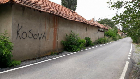 PONOVO PRITISCI NA SRBE NA KOSMETU U selu Donja Brnjica ispisani uvredljivi grafiti i psovke (FOTO)