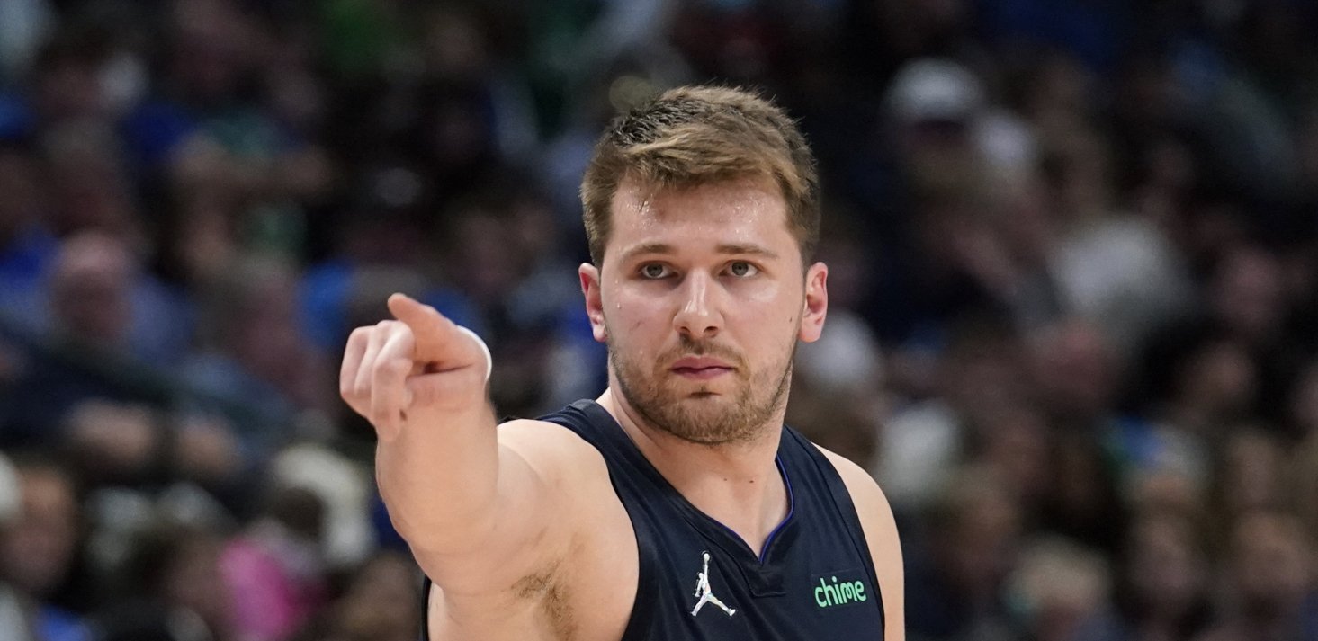 REŠILI DA SE OBRAČUNAJU NA SRED TERENA Plejmejker Dalas Maveriksa i bivši košarkaš Partizana u klinču (VIDEO)